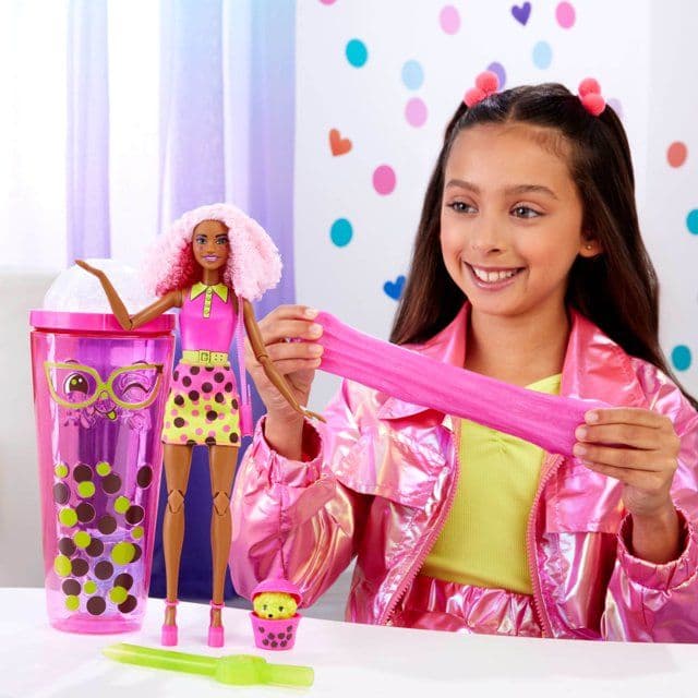 Muñeca y Accesorios Barbie Pop Reveal Berry Bliss Serie Té de Boba con 8 Sorpresas (Estilos Varían)