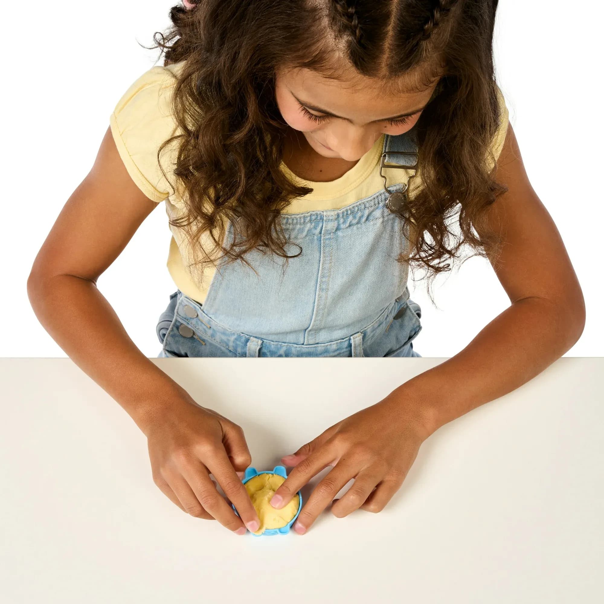 Cookeez Makery Freezy Cakez. ¡Mezcla y Decora a tu Mejor Amigo de Felpa! Asómbrate Cuando Salga un Amigo de Felpa Interactivo, Tembloroso y Perfumado. Edades 5+ - Miniatura 3