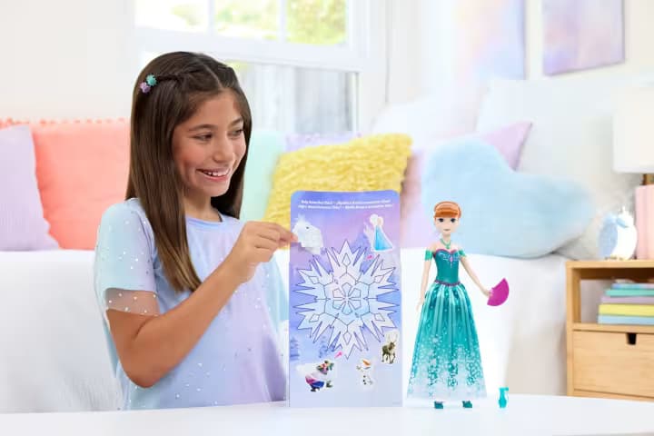 Muñeca de Moda Anna y Accesorios Gira y Revela de Disney Frozen con 11 Sorpresas de la Película Disney