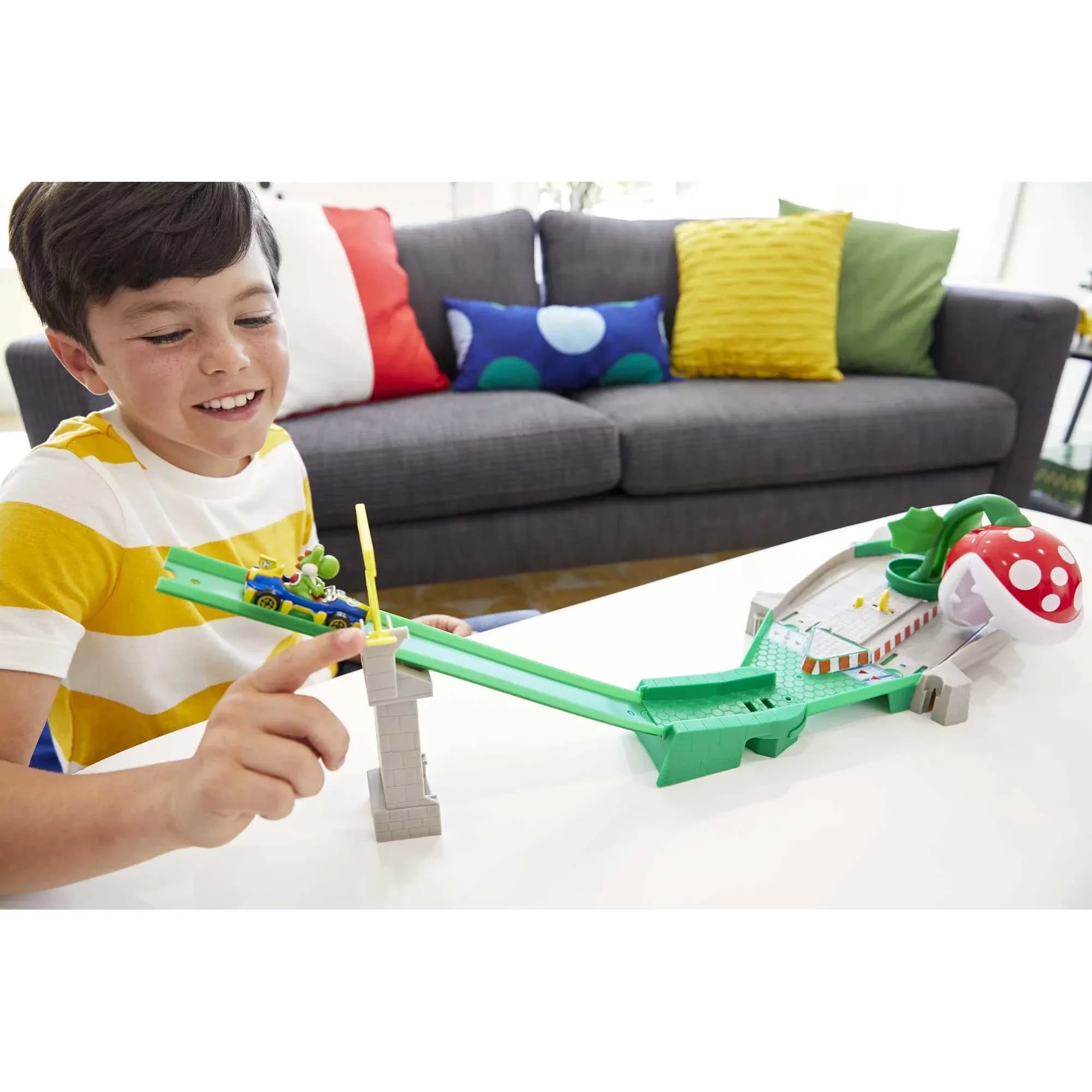 Pista Mario Kart Planta Piraña Hot Wheels con Kart Yoshi Escala 1:64 y Lanzador de Gravedad
